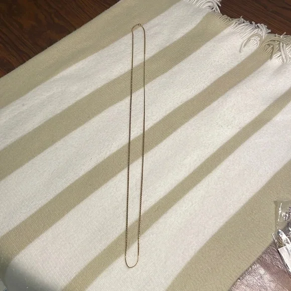 Goldtone 50 inch herringbone chain - Picture 2 of 4